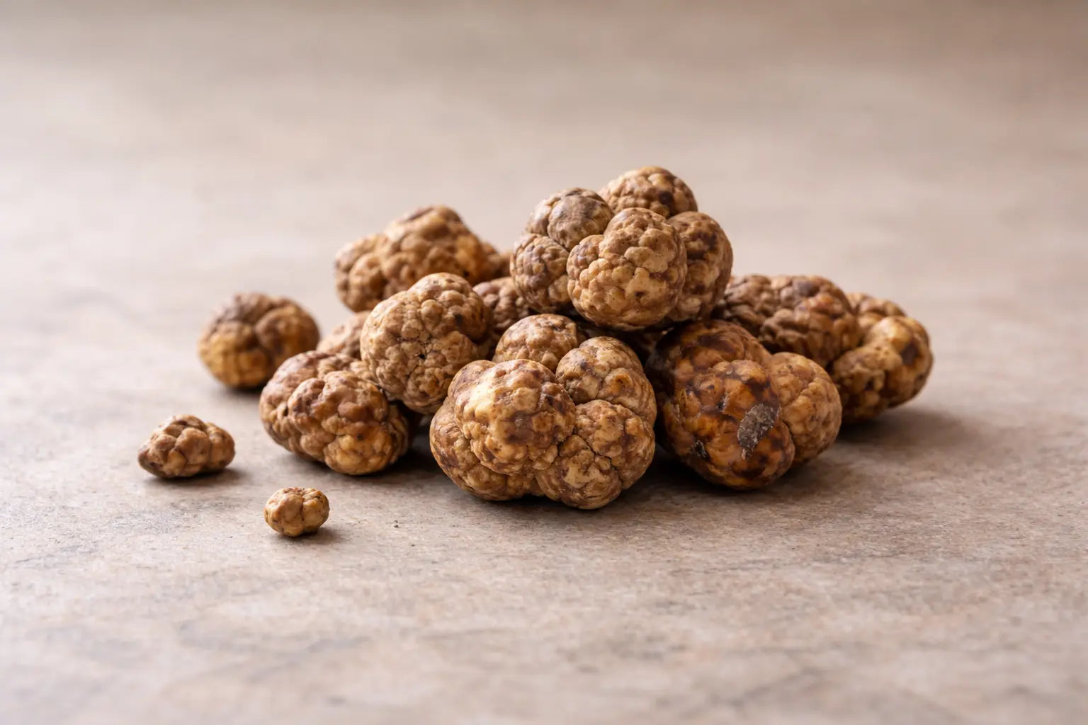 Magic truffels in natuurlijke vorm met aardse tinten en rustige, minimalistische achtergrond