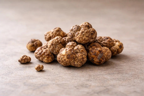 Magic truffels in natuurlijke vorm met aardse tinten en rustige, minimalistische achtergrond