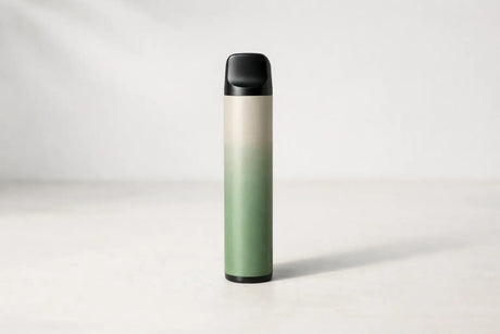 Minimalistisch weergegeven disposable vape in rustige en neutrale setting