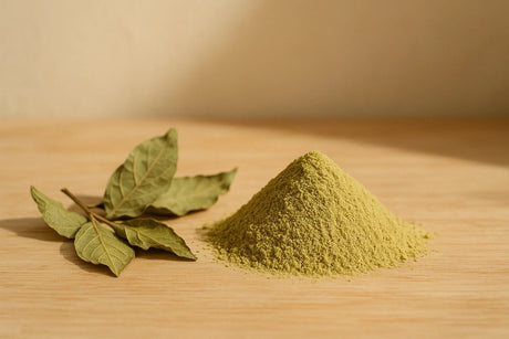 Geelgroen botanisch kruidpoeder met gedroogde bladeren op een houten oppervlak