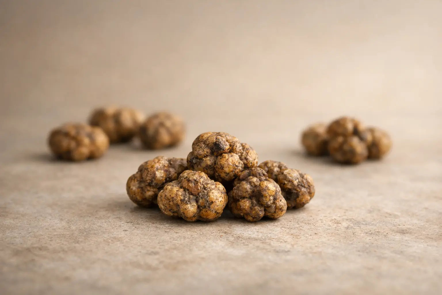 Natuurlijke magic truffels in een rustige en minimalistische setting