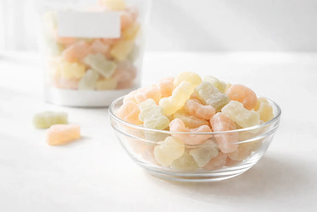 Neutrale productweergave van HHC gummies in minimalistische setting.