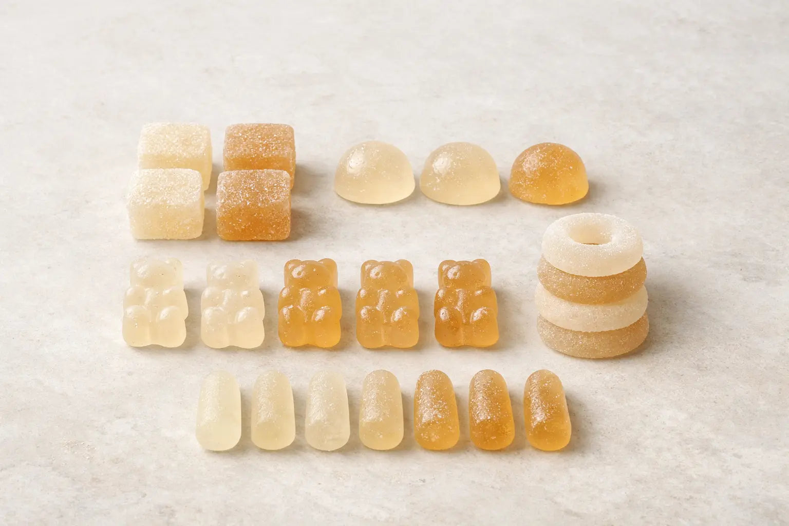 Neutraal gepresenteerde gummies in een minimalistische en rustige setting