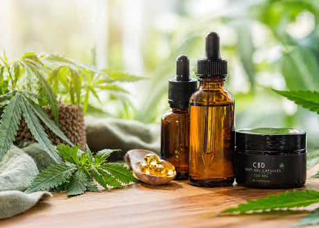  CBD olie flesjes met hennepbladeren in een rustige wellness setting met zachte natuurlijke verlichting