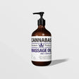 CBD Massageolie van Cannabas wordt zacht in de huid gemasseerd